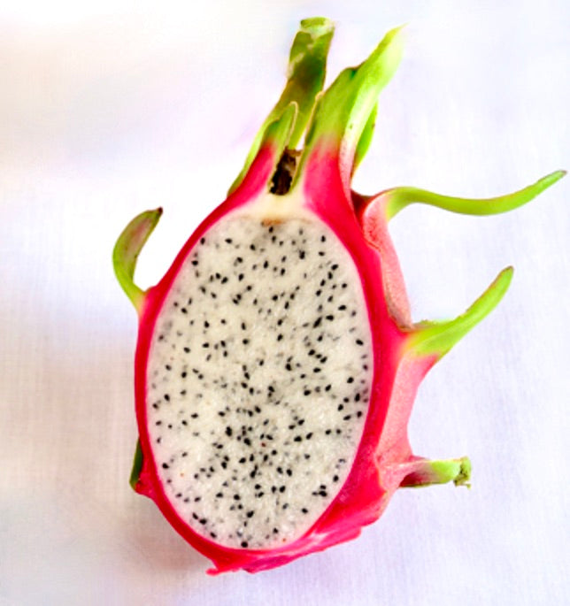 Frutto maturo succulento di cactus Hylocereus undatus con polpa bianca e semi neri